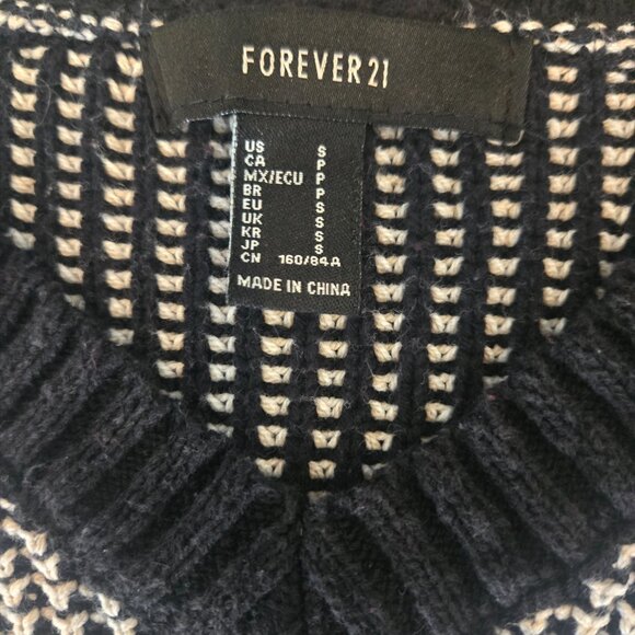 Cropped  black and white forever 21 sweater - Picture 3 of 4